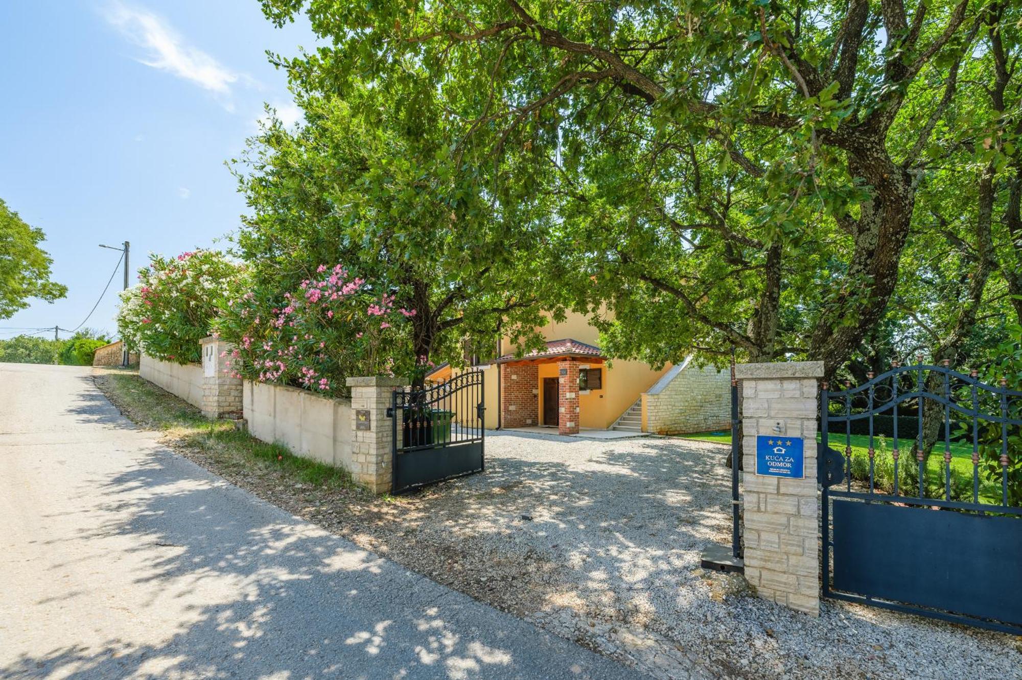 Villa Hrast Bacva Višnjan エクステリア 写真